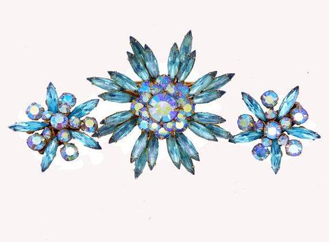 Vintage Crown Trifari Poured Glass Flower Clip Earrings